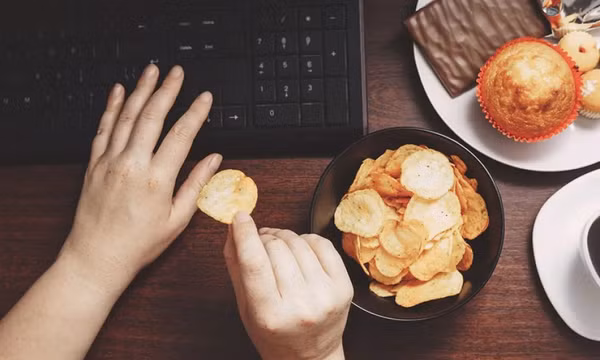 6 lý do bạn muốn bỏ ngay thói quen ăn trưa tại bàn làm việc