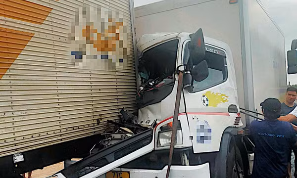 Xe tải đông lạnh tông đuôi ôtô phía trước trên cao tốc Vĩnh Hảo - Phan Thiết