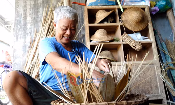 Nghệ nhân đan mũ lá tre Kiều Đức Minh