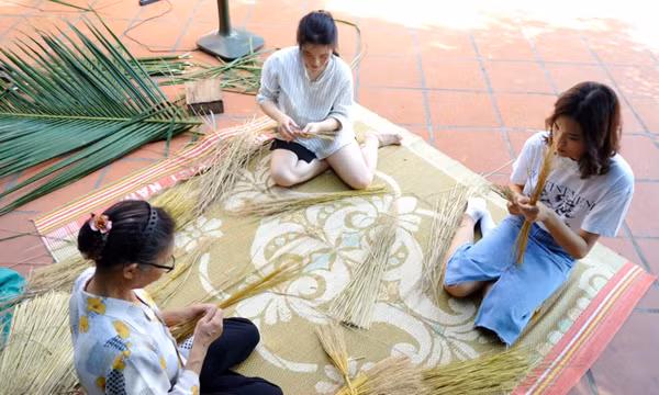 “Hồi sinh” nghề làm chổi ở Yên Đức