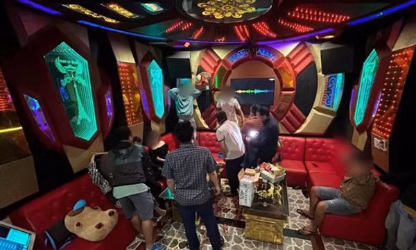 Bắt nhóm đối tượng tổ chức tiệc ma túy tại quán karaoke