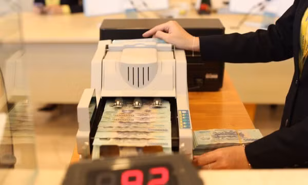 Vì sao nhiều ngân hàng tăng lãi suất tiết kiệm lên 6%/năm?