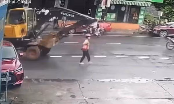 Đi bộ dưới đường, một phụ nữ bị xe máy xúc cán qua người ở Hà Giang