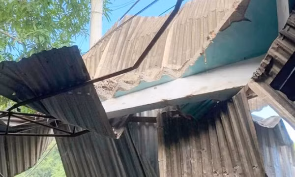Dân hoảng hốt vì tường nhà bất ngờ sụp đổ