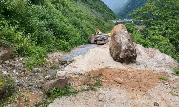 Sạt lở, đá rơi khiến người lái máy xúc tử vong tại chỗ