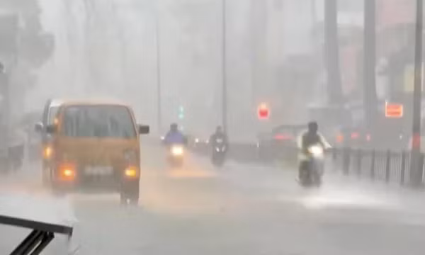 Khu vực Bắc Bộ và Thanh Hóa có mưa to và dông, lượng mưa phổ biến 50-100mm