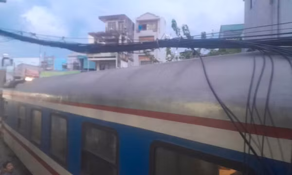 Tàu khách SE7 phải dừng khẩn cấp vì vướng dây cáp viễn thông đường Nguyễn Kiệm