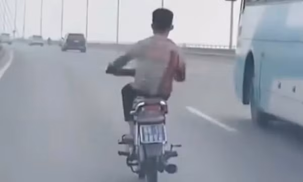Xác minh clip thanh niên đi xe máy biển xanh "làm xiếc" trên cầu Nhật Tân