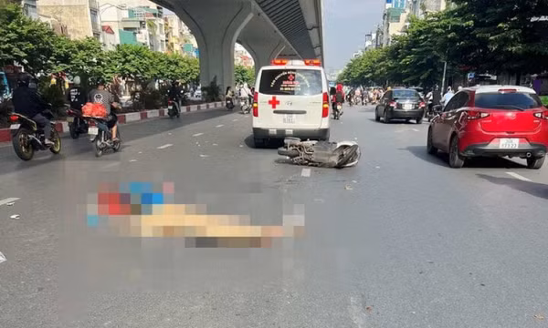 Xe máy kẹp ba tông chết người đi bộ sang đường