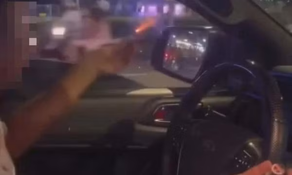 Xác minh clip tài xế chạy ô tô đốt pháo ném xuống đường ở quận 1