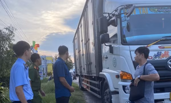 Phát hiện, tạm giữ hơn 9.000 bao thuốc lá nhập lậu vận chuyển trong xe tải từ Nam ra Bắc tiêu thụ