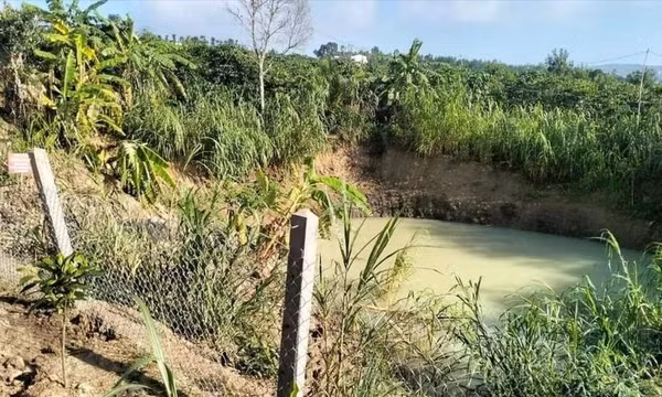 Hai bé gái đuối nước dưới ao trước nhà