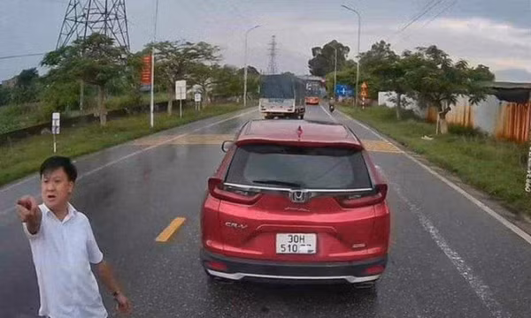 Xử phạt tài xế vụ cán bộ huyện lái Honda CRV đánh võng, gây hấn trên đường