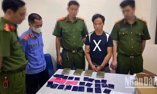 Bắt một đối tượng vận chuyển 4 bánh heroin ở Sơn La