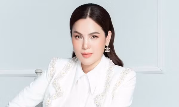 Hoa hậu Phương Lê bị phạt vì sửa lời Quốc ca