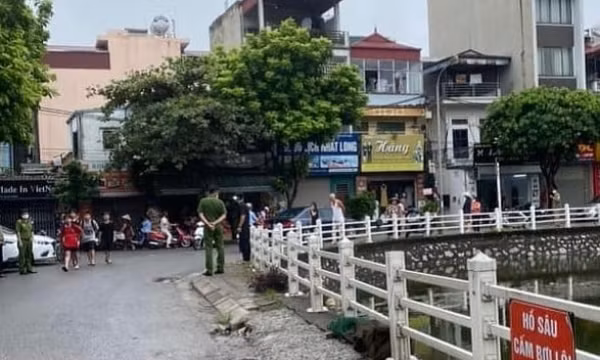 Nam giới mặc áo mưa tử vong dưới hồ
