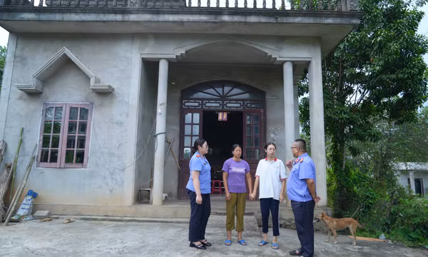 Đỡ đầu học sinh có hoàn cảnh khó khăn