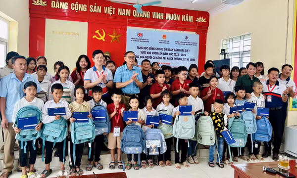 Chung tay chăm lo cho học sinh có hoàn cảnh khó khăn 
