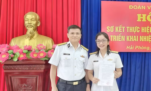 Nữ ca sĩ thi Sao Mai điểm hẹn, vừa được thăng hàm Thượng tá là ai?