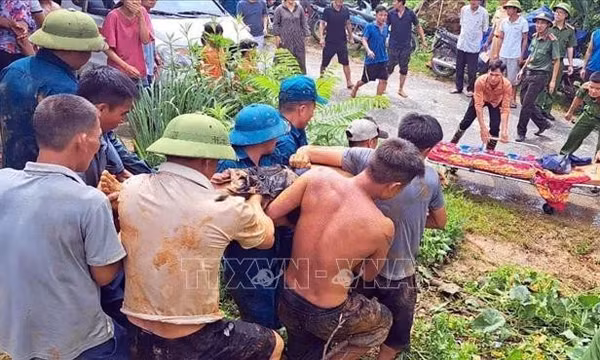 Kịp thời cứu sống một người dân sau 1 giờ bị vùi lấp do sạt lở đất