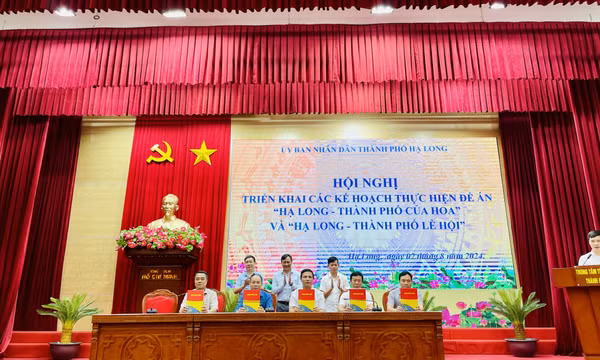 Hạ Long: Ký cam kết thực hiện các mục tiêu của Đề án “Hạ Long-Thành phố của hoa” và “Hạ Long-Thành phố của lễ hội”