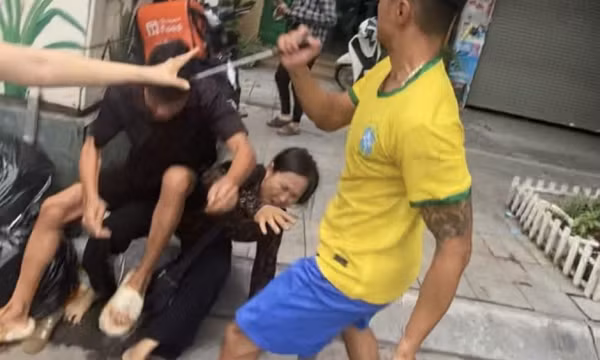 Nam thanh niên hành hung nhóm người ở Bến xe Giáp Bát