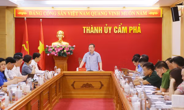 Đồng chí Đặng Xuân Phương, Phó Bí thư Tỉnh ủy làm việc với Thành ủy Cẩm Phả