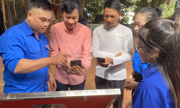 Thanh niên Vân Đồn hỗ trợ người dân chuyển đổi số