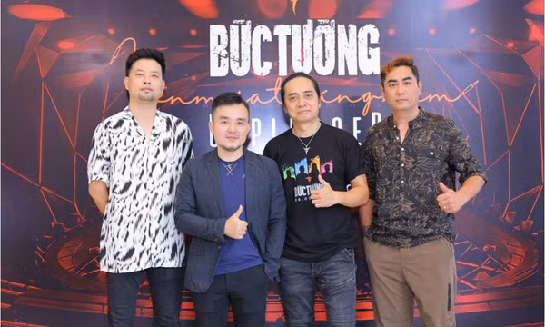 Bức Tường lần đầu tổ chức hòa nhạc trong nhà hát