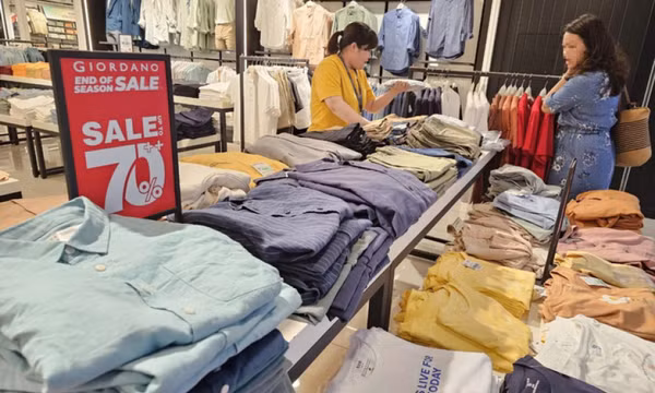 Thu nhập kém đi, người Việt bớt tiêu dùng sang chảnh