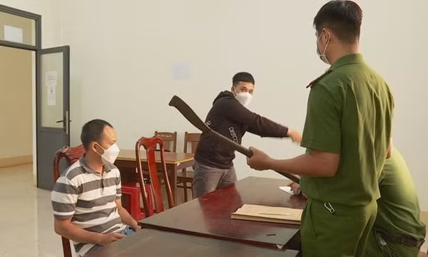 Mâu thuẫn khi uống rượu, dùng dao đâm 2 bạn nhậu nhập viện