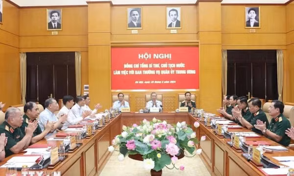 Tổng Bí thư, Chủ tịch nước: Quân đội phải được quan tâm xây dựng vững mạnh