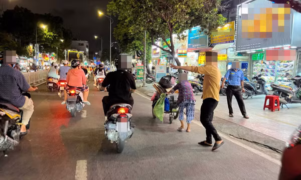 Tràn ra giữa đường chèo kéo khách không được, quay sang mắng chửi