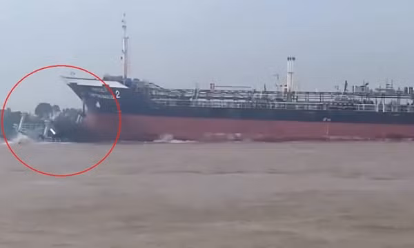 Tàu hàng đâm phà chở khách trên sông Vàm Nao