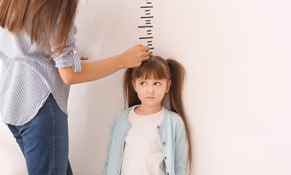 Vì sao trẻ dậy thì sớm có nguy cơ thấp hơn bạn đồng trang lứa?