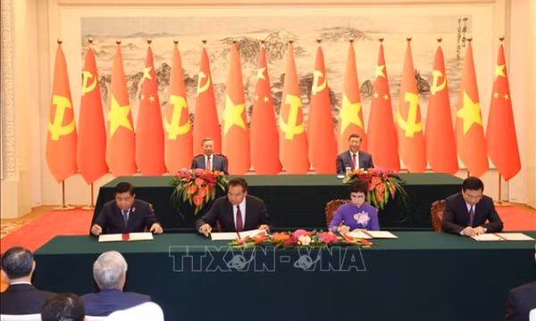 Tổng Bí thư, Chủ tịch nước Tô Lâm cùng Tổng Bí thư, Chủ tịch Trung Quốc Tập Cận Bình chứng kiến lễ ký kết các văn kiện hợp tác
