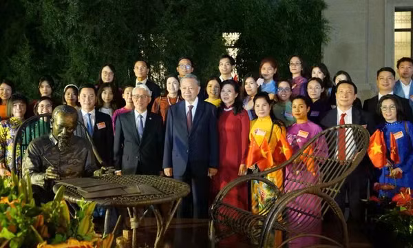 Tổng Bí thư, Chủ tịch nước Tô Lâm thăm và làm việc tại Đại sứ quán Việt Nam tại Trung Quốc