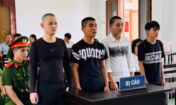 Nghe vợ bị ghẹo, chồng rủ bạn đánh trọng thương người trêu