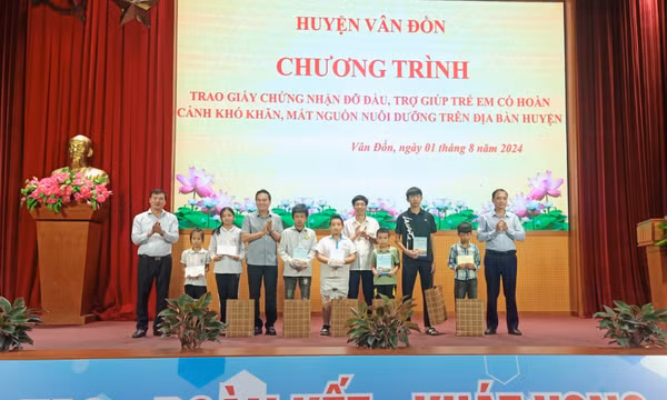 Vân Đồn: Chương trình trao chứng nhận đỡ đầu, trợ giúp trẻ em có hoàn cảnh khó khăn, mất nguồn nuôi dưỡng  
