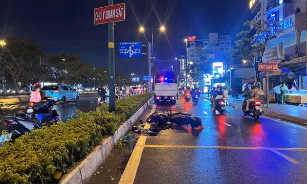 TP.HCM: Xe máy va vào dải phân cách, người đàn ông tử vong