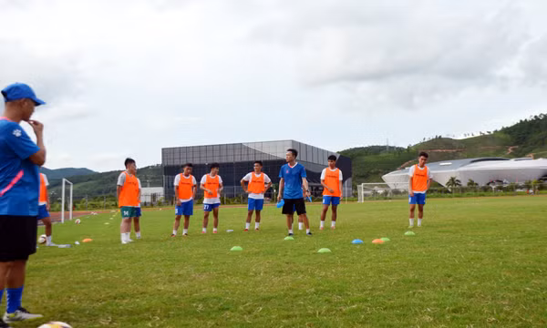 Bóng đá Quảng Ninh quyết tâm thăng hạng sớm nhất