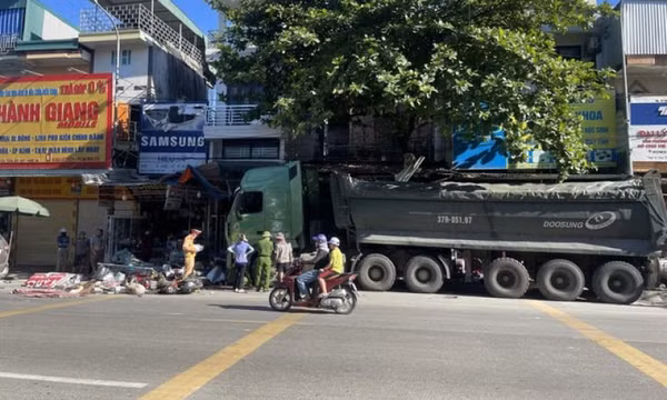 Ô tô tông xe máy rồi lao vào dãy ki-ốt khiến 3 người thương vong
