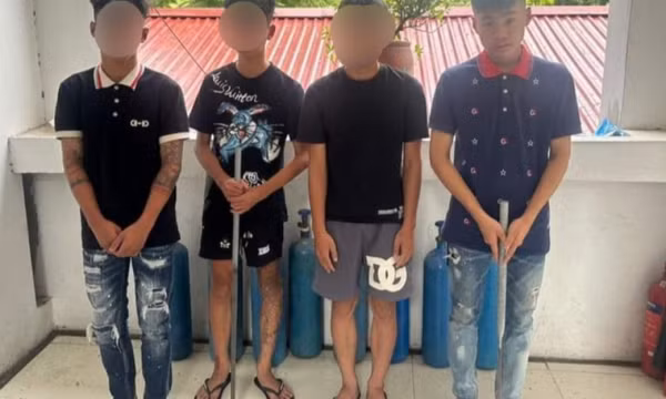 Tạm giữ 3 đối tượng dùng súng hơi cồn bắn người đi đường