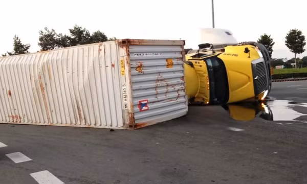 Xe container 'phơi bụng' giữa vòng xoay đường huyết mạch ở Bình Dương
