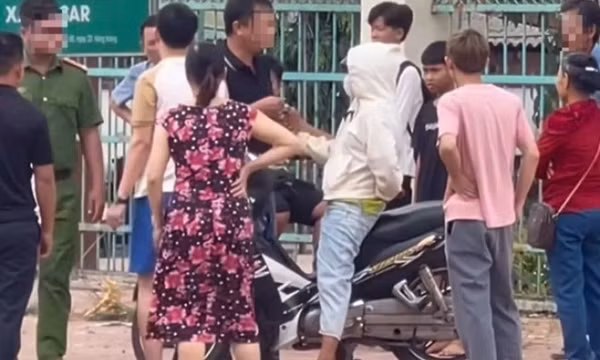 Thiếu tiền tiêu xài, cô gái 17 tuổi đi cướp giật điện thoại