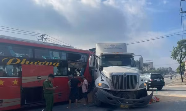 Bình Dương: Xe giường nằm tông xe container trên quốc lộ 13