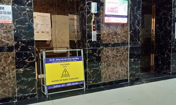 Người đàn ông suýt bị thang máy kẹp