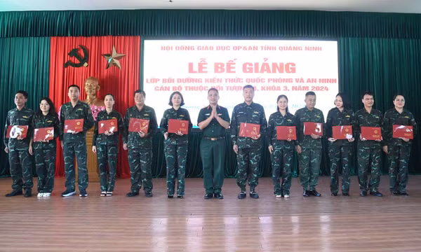 Bế giảng bồi dưỡng kiến thức quốc phòng-an ninh đối tượng 3