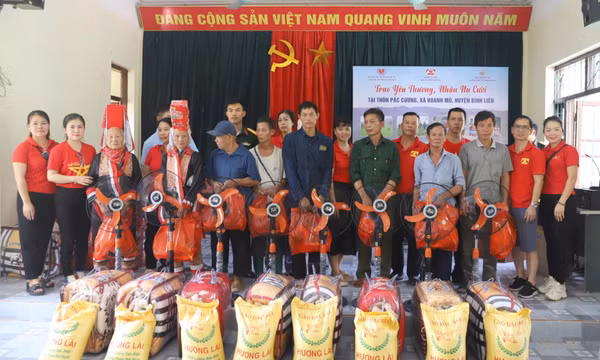 Chương trình từ thiện Trao yêu thương - Nhận nụ cười