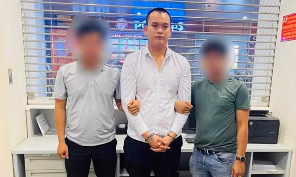 Bắt kẻ trốn truy nã tại sân bay Nội Bài